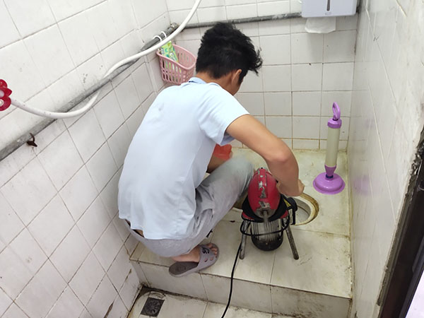 大丰镇管道堵塞冒臭气 专业师傅现场解决问题